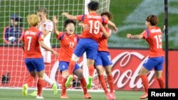 캐나다 오타와에서 17일 열린 피파 여자월드컵 조별리그 E조 3차전 스페인과의 경기에서 득점한 한국 대표팀이 자축하고 있다.