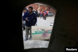 Čovek posmatra rupe od metaka i krvave tragove na mestu napada na Crkvu svetog Mine u Halvan oblasti u predgrađu Kaira, Egipat, 29. decembra 2017.