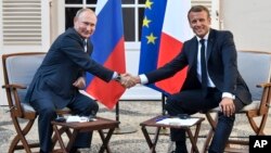 Presiden Perancis Emmanuel Macron (kanan) saat menerima Presiden Rusia Vladimir Putin di Bregancon, Bormes-les-Mimosas, Perancis selatan, 19 Agustus 2019 lalu. 