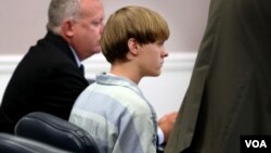 ທ້າວ Dylan Roof (ຂວາ) ໄປປາກົດໂຕ ຢູ່ທີ່ສານ ກັບທະນາຍຄວາມຂອງລາວ.