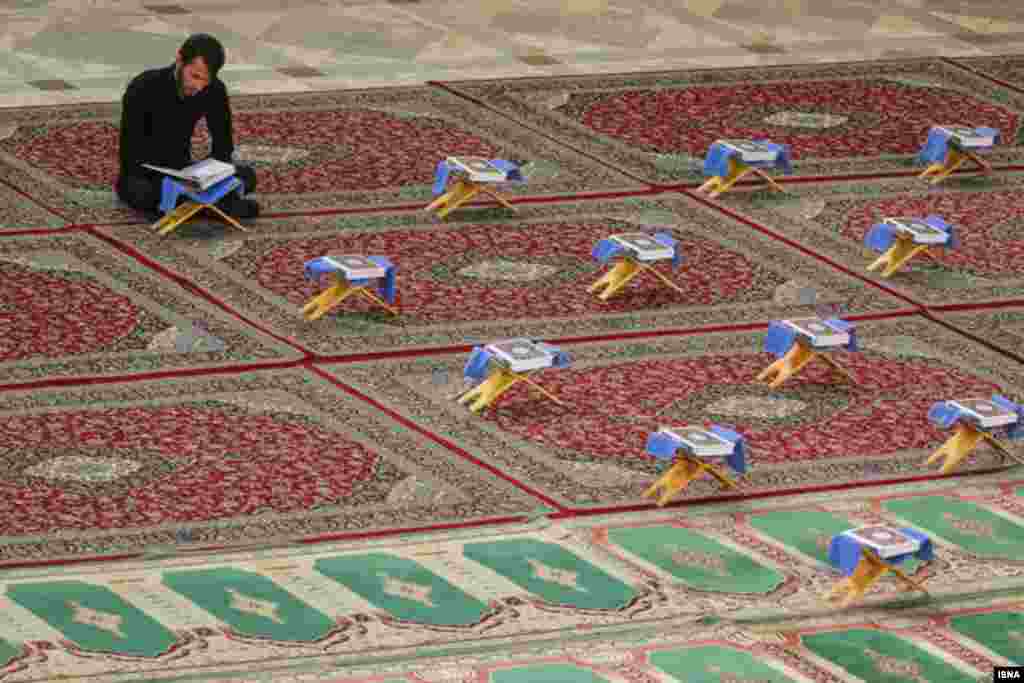 مراسمی با عنوان &laquo;جزخوانی قرآن&raquo; در مساجد ایران در ماه رمضان برگزار می شود. عکس: احمد ظهرابی