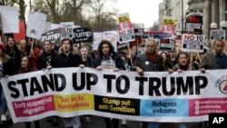 People march in London against U.S. President Donald Trump's ban on travelers and immigrants from seven predominantly Muslim countries entering the U.S., Feb. 4, 2017. Thousands of marched on Parliament to demand that the British government withdraw its invitation to Trump.