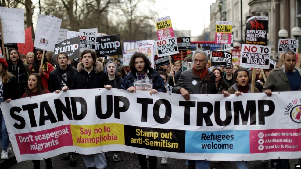 People march in London against U.S. President Donald Trump's ban on travelers and immigrants from seven predominantly Muslim countries entering the U.S., Feb. 4, 2017. Thousands of marched on Parliament to demand that the British government withdraw its invitation to Trump.
