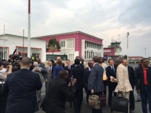 A U.N. Security Council delegation arrives in Burundi, Jan 21, 2016. (Margaret Besheer/VOA)