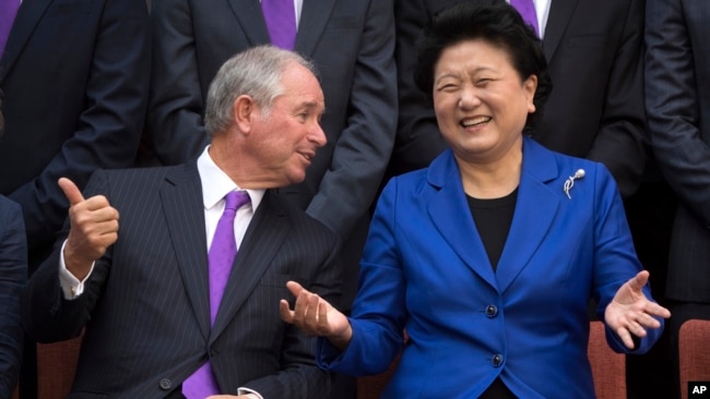 美国黑石集团主席苏世民(Stephen Schwarzman)2016年9月10日在北京清华大学与当时出任中国副总理的刘延东交谈。