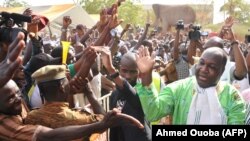 Le chef de l'opposition burkinabé, Zéphyrin Diabré, accueilli par des partisans à son arrivée à la Maison du Peuple pour une réunion à Ouagadougou, le 29 avril 2017.