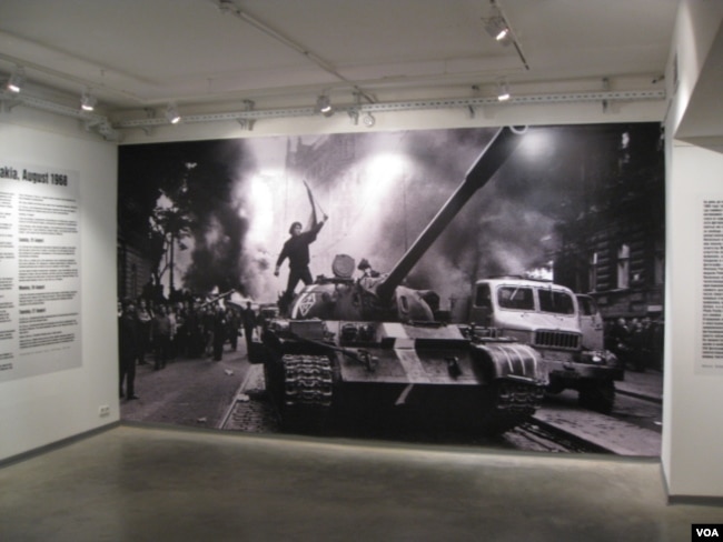 2011年在莫斯科举办的一个图片展览介绍苏军1968年8月入侵捷克斯洛伐克，镇压布拉格之春。（美国之音白桦）