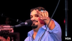 Amjad Sabri, who was gunned down June 22, 2016, in Karachi, performed at a Qawwali concert in Annandale, Virginia, in 2013. (Saqib Ul Islam/VOA)