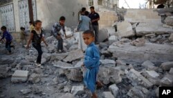 사우디 아라비아가 주도하는 공습으로 파괴된 예멘 사나의 주택 잔해 위에서 어린이들이 놀고있다. (자료사진)