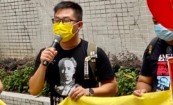 社民连主席黄浩铭身穿印有中共创始人之一陈独秀头象的黑色T恤，呼吁中共毋忘建党初心 (美国之音/汤惠芸)