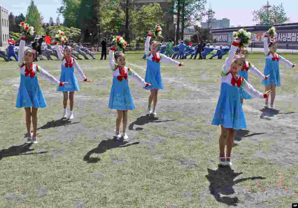 북한 평양화력발전연합기업소에서 1일 노동절인 '5.1절'을 맞아 열린 기념행사에서 어린이들이 공연을 하고 있다.