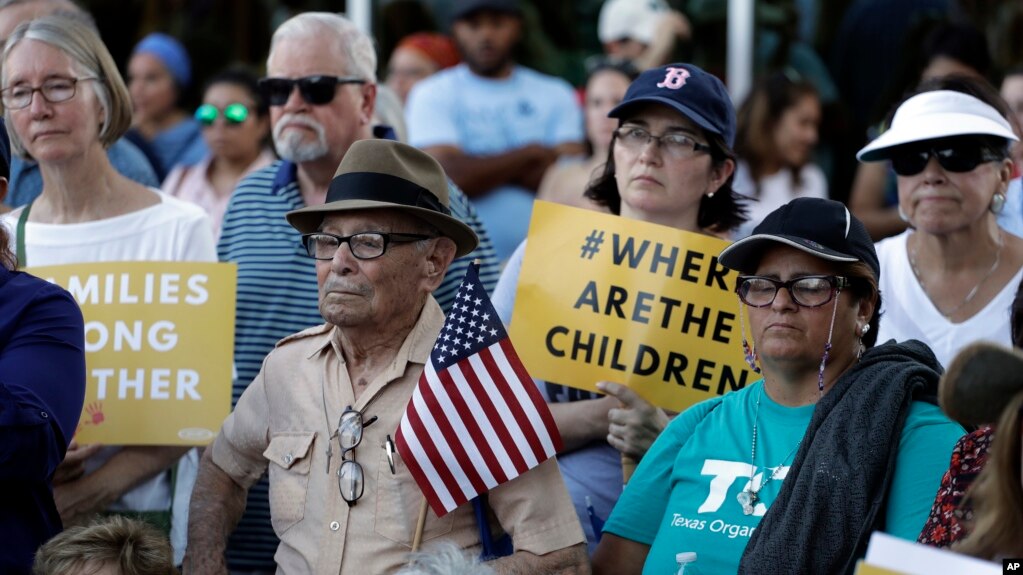 Những người biểu tình trong cuộc "Tập họp vì Con em Chúng ta" để phản đối chính sách di dân "Không Khoan nhượng" đã làm nhiều gia đình ly tán. (ảnh chụp ngày 31/5/2018 tại San Antonio) 