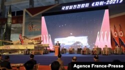김정은(가운데) 북한 국무위원장이 지난 10월 국방발전전람회 '자위-2021'에서 연설하고 있다.
