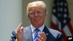 도널드 트럼프 미국 대통령이 지난 11일 백악관 로즈가든에서 열린 처방약 가격 정책 관련 정책 행사에서 손뼉을 치고 있다. 
