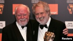 Sutradara Richard Attenborough (kiri) bersama sutradara David Putnam pada acara BAFTA awards di London, 2006. (Foto: Dok)