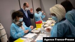 장 카스텍스(뒤 가운데) 프랑스 총리가 지난 19일 낭트에 있는 신종 코로나바이러스 백신 접종시설을 점검하고 있다.