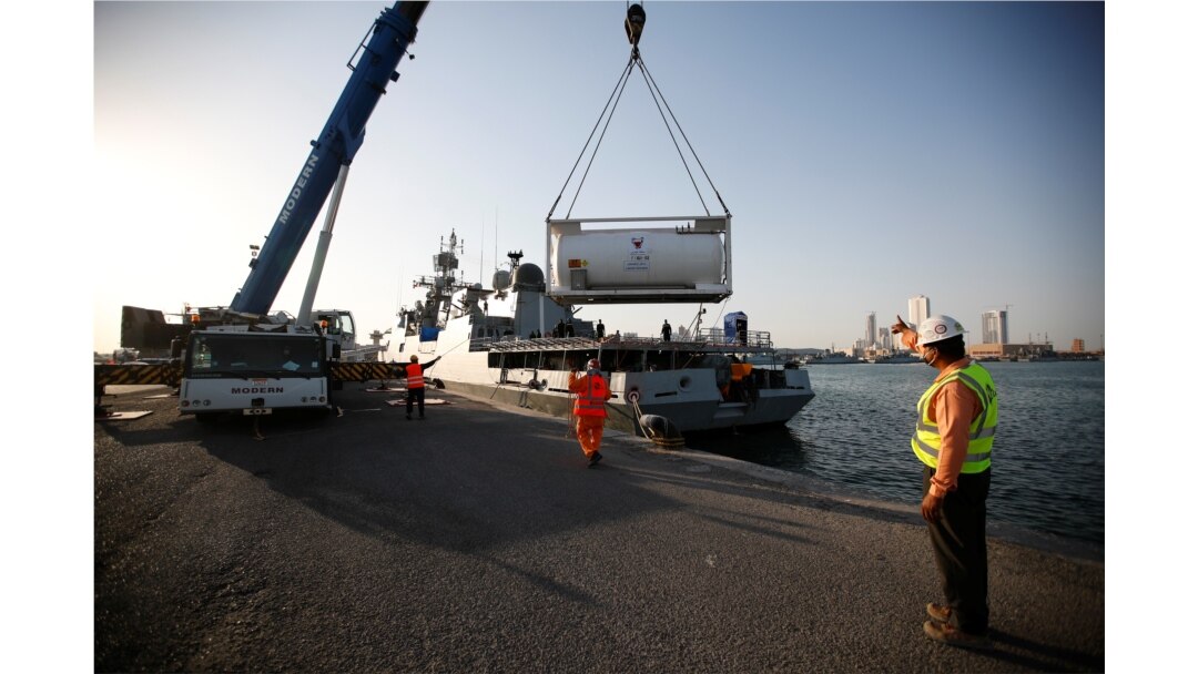 Bantuan medis Bahrain berupa oksigen cair yang akan dikirim ke India dimuat di atas kapal Angkatan Laut India, INS Talwar, di Pelabuhan Salman di Manama, Bahrain, 30 April 2021. (REUTERS / Hamad I Mohammed)