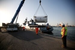 Bantuan medis Bahrain berupa oksigen cair yang akan dikirim ke India dimuat di atas kapal Angkatan Laut India, INS Talwar, di Pelabuhan Salman di Manama, Bahrain, 30 April 2021. (REUTERS / Hamad I Mohammed)