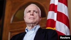 El senador republicano John McCain cuestionó emotivamente la política sobre Siria del presidente Obama.