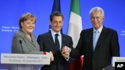 German Chancellor Angela Merkel (L), France's President Nicolas Sarkozy (C) and Italy's Prime Minister Mario Monti shake hands at the end of a news conference after a trilateral meeting on eurozone crisis in Strasbourg, eastern France, November 24, 2011