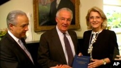 Ο Πρέσβης κ. Κασκαρέλης με τον Γερουσιαστή Σαρμπάνη και την κ. Τομαή