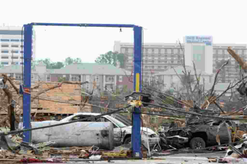 Escombros en Tuscaloosa, Alabama, después del golpe del tornado del 27 de abril 2011.