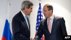 Menlu AS John Kerry (kiri) Menlu Rusia, Sergei Lavrov dalam pertemuan di Basel, Swiss (4/12).