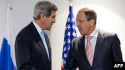 US Secretary of State John Kerry, left, and Russian Foreign Minister Sergei Lavrov talk an Organization for Security and Cooperation in Europe (OSCE) meeting in Basel, Switzerland, Dec. 4, 2014.