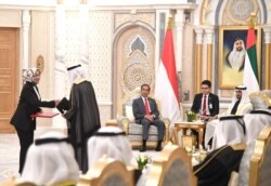 Presiden Jokowi dan Pengran Mohamed bin Zayed menyaksikan pertukaran dokumen perjanjian kerjasama di Istana Qasr Al Watan, Minggu (12/1). (Courtesy : Setpres RI).