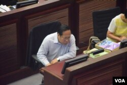 民主黨立法會議員何俊仁表示，教育局的基本法視像教材矮化了一國兩制。(美國之音湯惠芸)