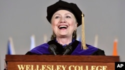 Bà Hillary Clinton đọc bài diễn văn trong buổi lễ tốt nghiệp của những sinh viên tại Đại học Wellesley toàn nữ hôm thứ Sáu, ngày 26 tháng 5, 2017 ở thành phố Wellesley, bang Massachusetts.