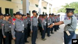 လာမယ့်ရွေးကောက်ပွဲအတွက် အသစ်တိုးခန့်တဲ့ အထူးရဲတပ်ဖွဲ့ဝင်တွေကို သင်တန်းပေးနေစဉ်။ (အောက်တိုဘာ ၃၀၊ ၂၀၁၅)