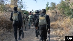 Des soldats de l'armée camerounaise en patrouille près du village de Mabass, Extrême-Nord du Cameroun, le 16 février 2015