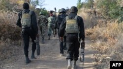  Les forces de l'armée camerounaise patrouillent près du village de Mabass, au nord du Cameroun, le 16 février 2015. (AFP PHOTO / Reinnier KAZE)