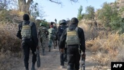  Les forces de l'armée camerounaise patrouillent près du village de Mabass, au nord du Cameroun, le 16 février 2015