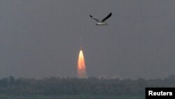 Запуск ракети з індійським космічним апартом