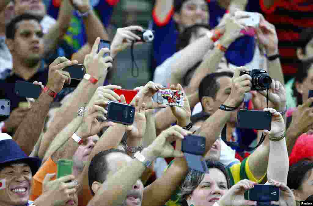 Como qualquer japonês que se preze os flashes durante o jogo do Japão frente à Costa do Marfim só pararam quando a bateria acabou. Recife, Brasil, Junho 14, 2014 