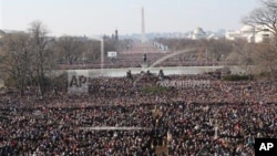 Kerumunan masyarakat pada saat acara pelantikan Presiden Obama 20 Januari 2009. Pelantikan masa jabatan kedua Obama, 21 Januari 2013 ini tampaknya akan lebih sederhana.