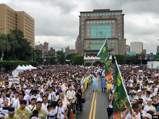 2019年6月23日数万台湾人在总统府前的凯达格兰大道上集会，抗议中国通过红色媒体影响台湾政治、侵蚀台湾自由民主。（萧洵拍摄）