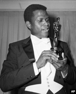 Aktor Sidney Poitier berfoto dengan Piala Oscar untuk Aktor Terbaik pada Academy Awards ke-36 di Santa Monica, California, 13 April 1964. (AP/Photo)