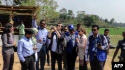Yanghee Lee (C), the UN's Special Rapporteur on the situation of human rights in Myanmar, visits the Balu Khali Rohingya camp in Cox's Bazar, Feb. 21, 2017.
