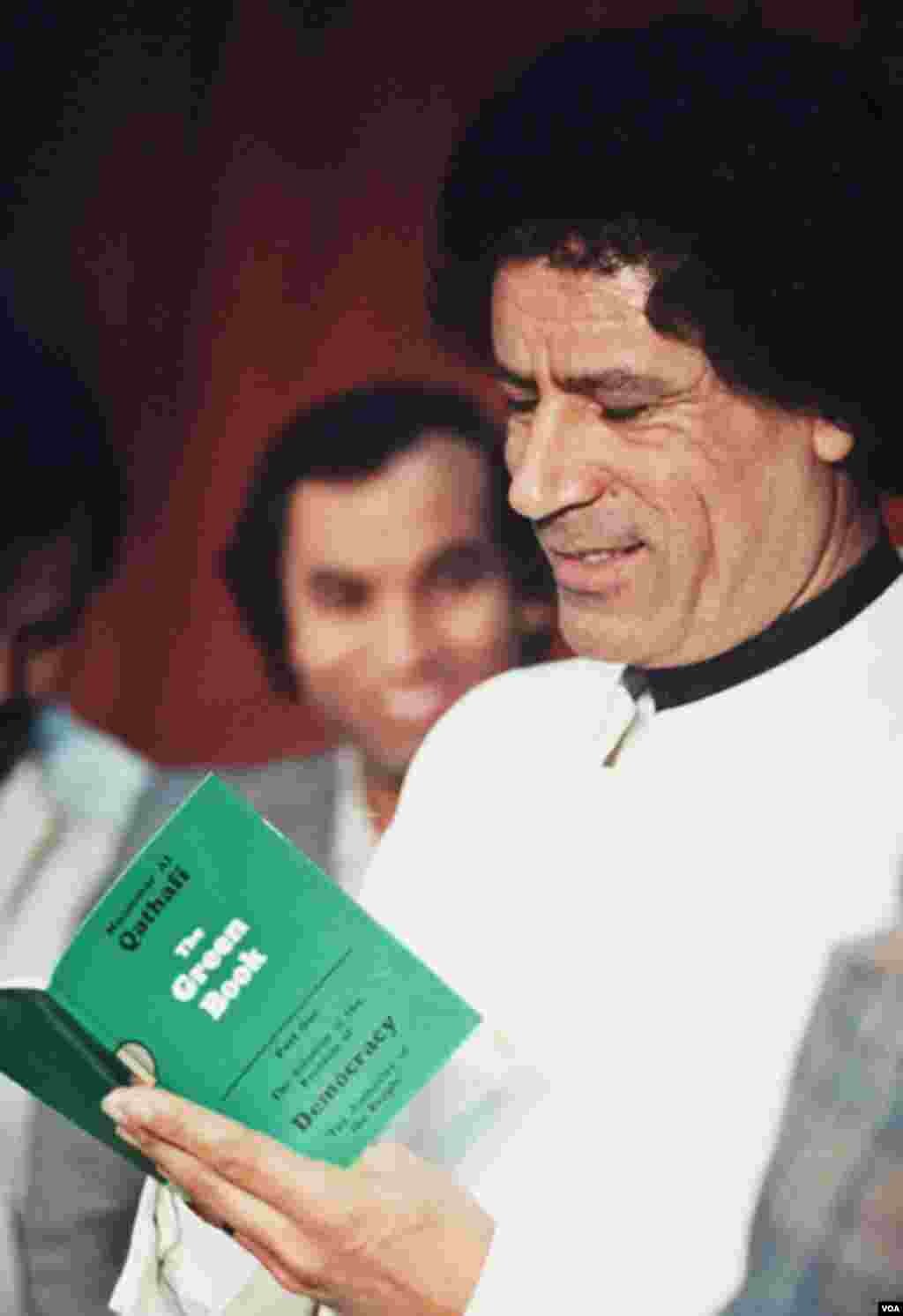 gadafi čita iz svoje Zelene knjige u januaru 1984. (AFP).