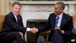 Prezidan Juan Manuel Santos (agoch) ak Prezidan Barack Obama nan biwo oval la, nan La Mezon Blanch, jedi 4 fevriye 2016 la. (Foto: AP/Carolyn Kaster).