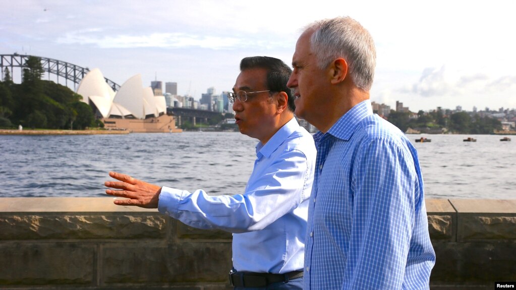 澳大利亚总理特恩布尔陪同到访的中国总理李克强在悉尼海港观光。（2017年3月25日）