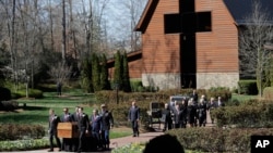 Jenazah Pendeta Billy Graham dibawa dalam upacara pemakaman di Charlotte, N.C., Jumat (2/3). 