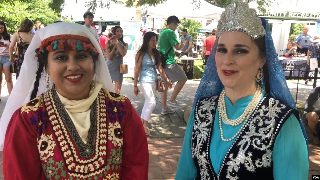 Amita Vempati (kiri) dan Courtney Smothers, dua penari Tajikistan yang ikut memeriahkan festival di Chinatown, Washington DC.