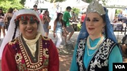 Amita Vempati (kiri) dan Courtney Smothers, dua penari Tajikistan yang ikut memeriahkan festival di Chinatown, Washington DC.