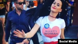 کیتی پری با تی شرت «زن وقیح» در دانشگاه نوادا