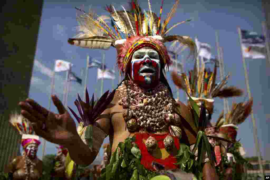 استقبال رقصنده ها با لباس سنتی در حضور سران سازمان همکاری اقتصادی آسیا و اقیانوس آرام (اپک) در پاپوآ گینه نو.