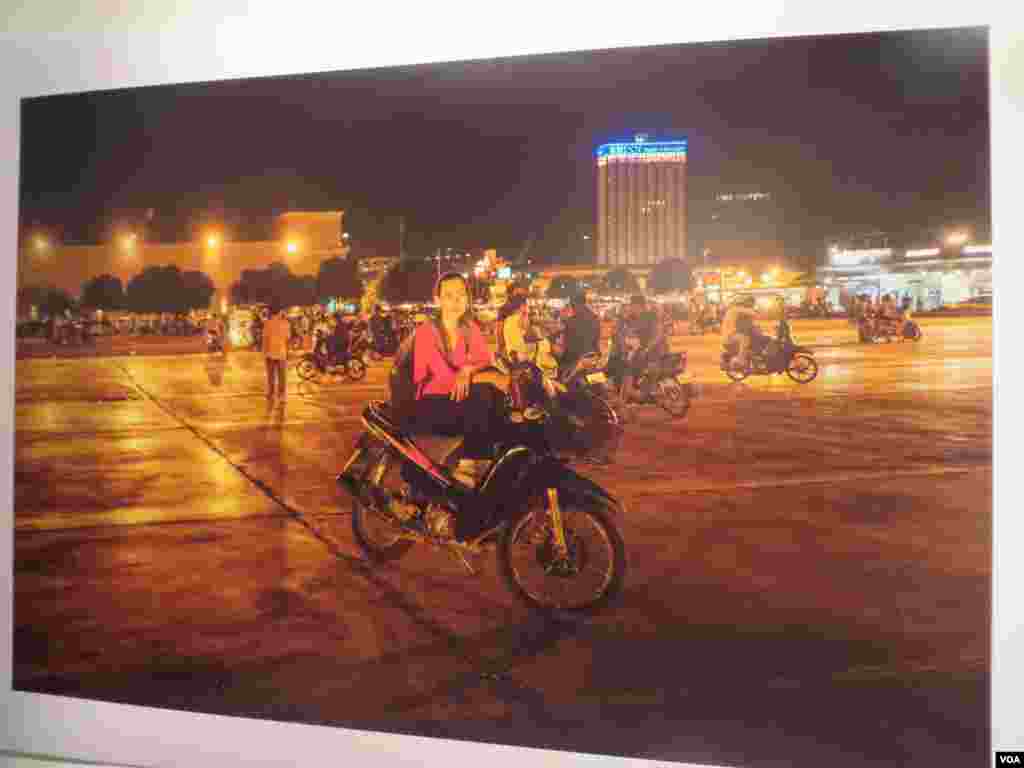 Photo series &#39;In the City by Night&#39; by Sovan Philong exhibited at Java Cafe and Gallery from September 09 &ndash; October 11, 2015. (Sayana Ser/VOA Khmer)